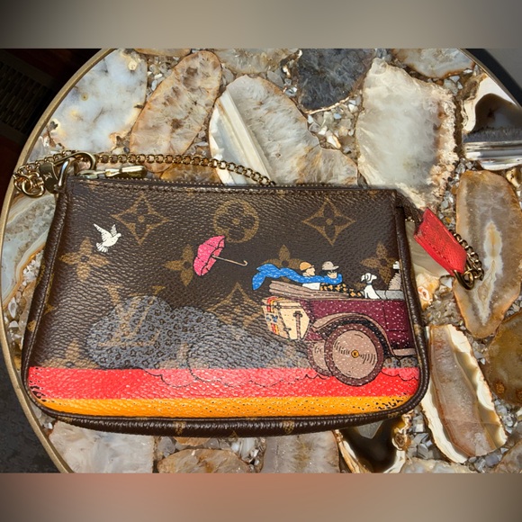 AUTHENTIC LOUIS VUITTON Monogram Evasion Illustré Mini Pochette Accessoires - Picture 2 of 12